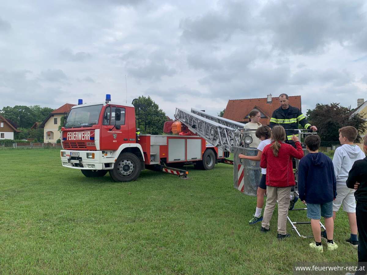 Foto 5, 05.06.2024, Volksschule Retz zu Besuch bei der Feuerwehr