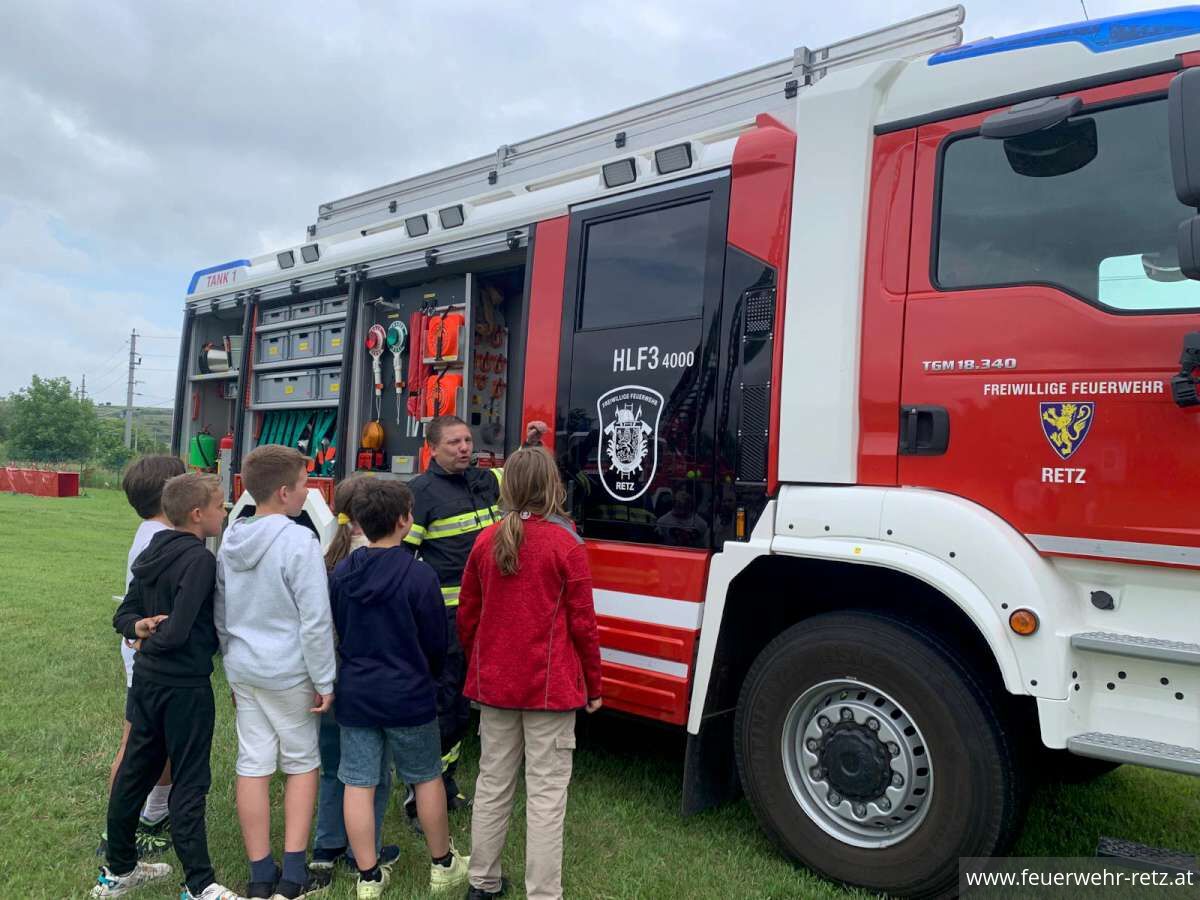 Foto 6, 05.06.2024, Volksschule Retz zu Besuch bei der Feuerwehr