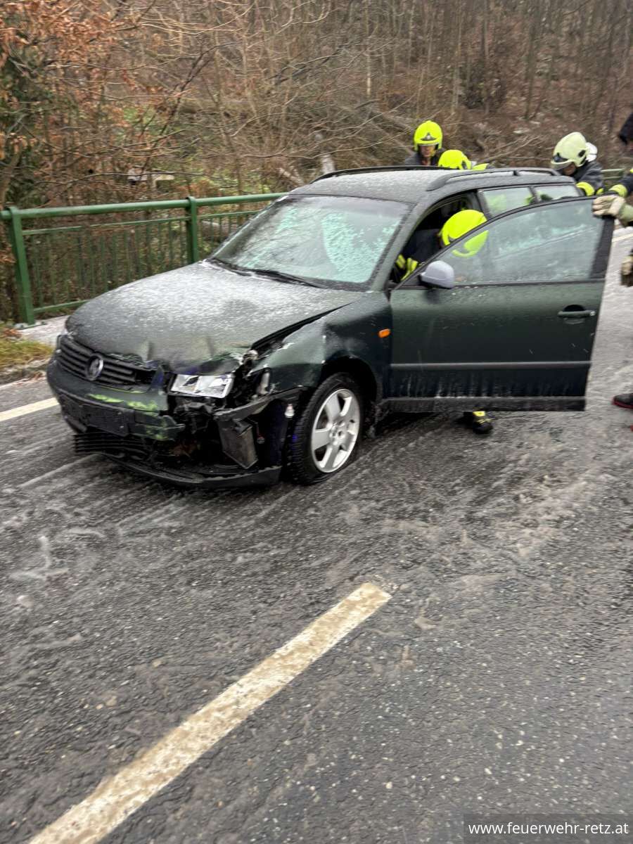 Foto 1, 09.12.2024, Technischer Einsatz - Bergung nach Verkehrsunfall