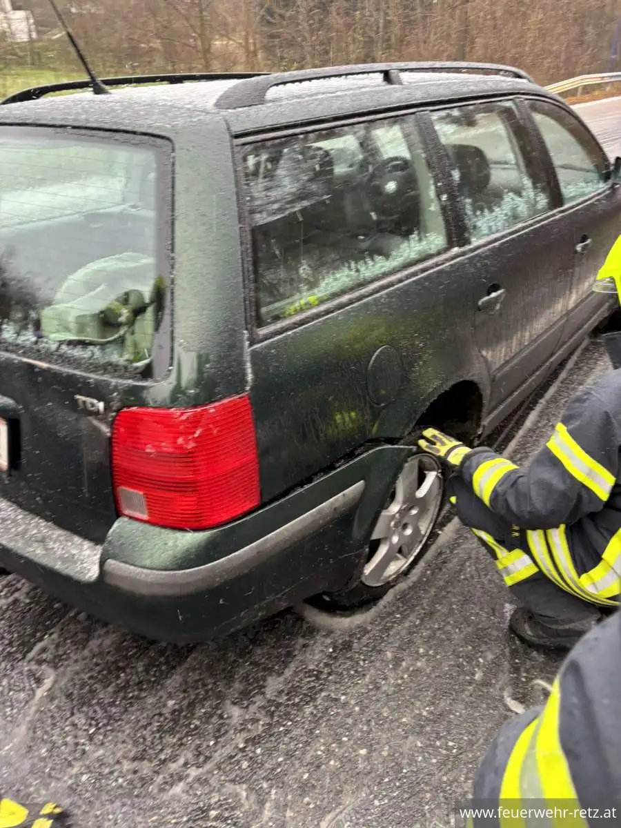 Foto 3, 09.12.2024, Technischer Einsatz - Bergung nach Verkehrsunfall