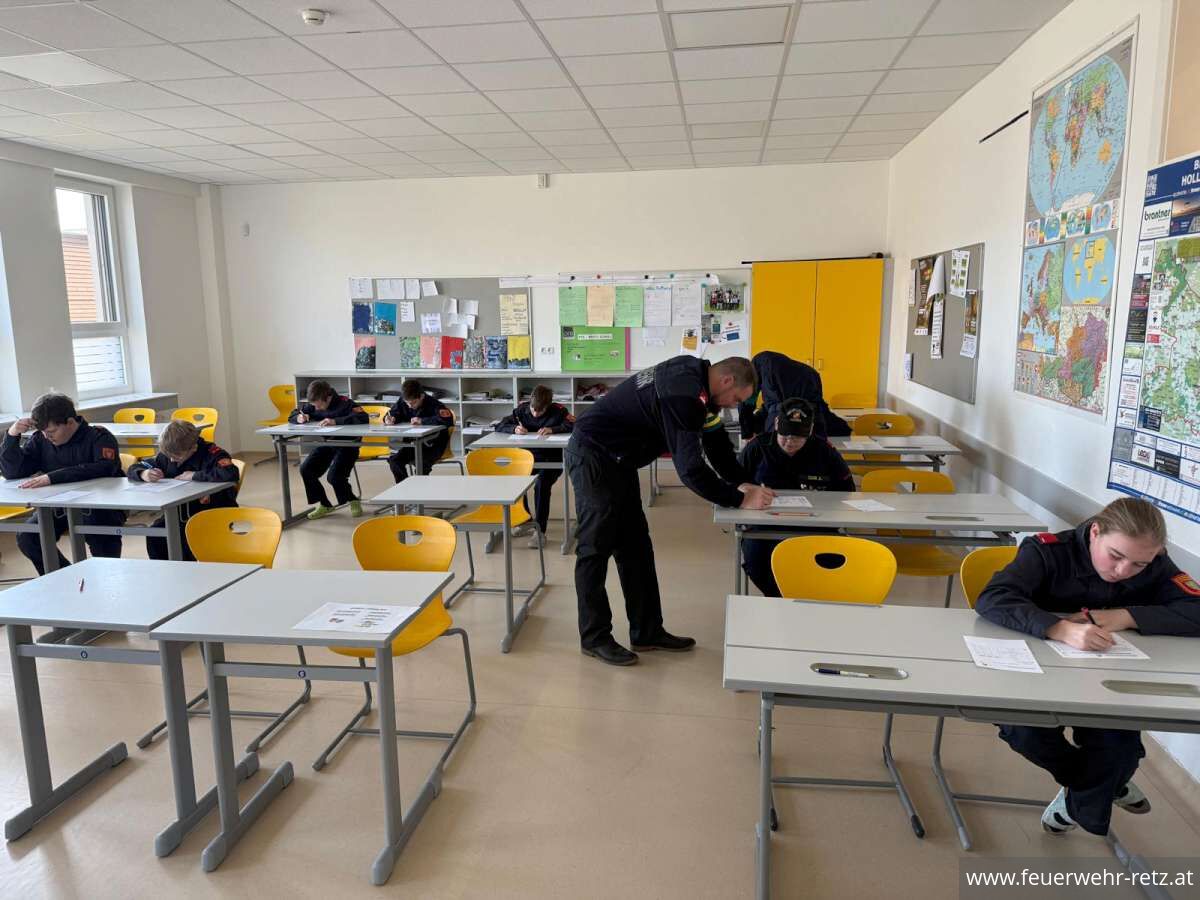 Foto 1, 24.03.2025, Weiße Fahne bei der Feuerwehrjugend Retz - Wissenstest der Feuerwehrjugend