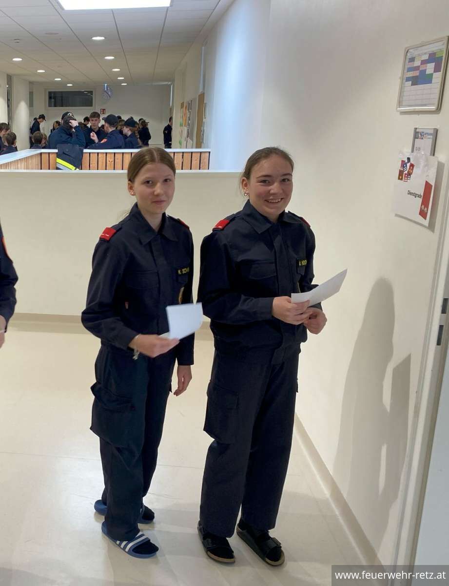 Foto 2, 24.03.2025, Weiße Fahne bei der Feuerwehrjugend Retz - Wissenstest der Feuerwehrjugend