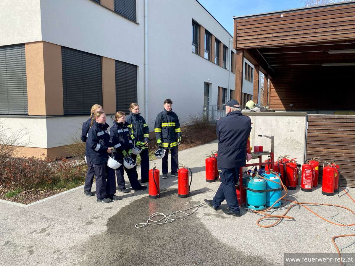 Foto 3, 24.03.2025, Weiße Fahne bei der Feuerwehrjugend Retz - Wissenstest der Feuerwehrjugend
