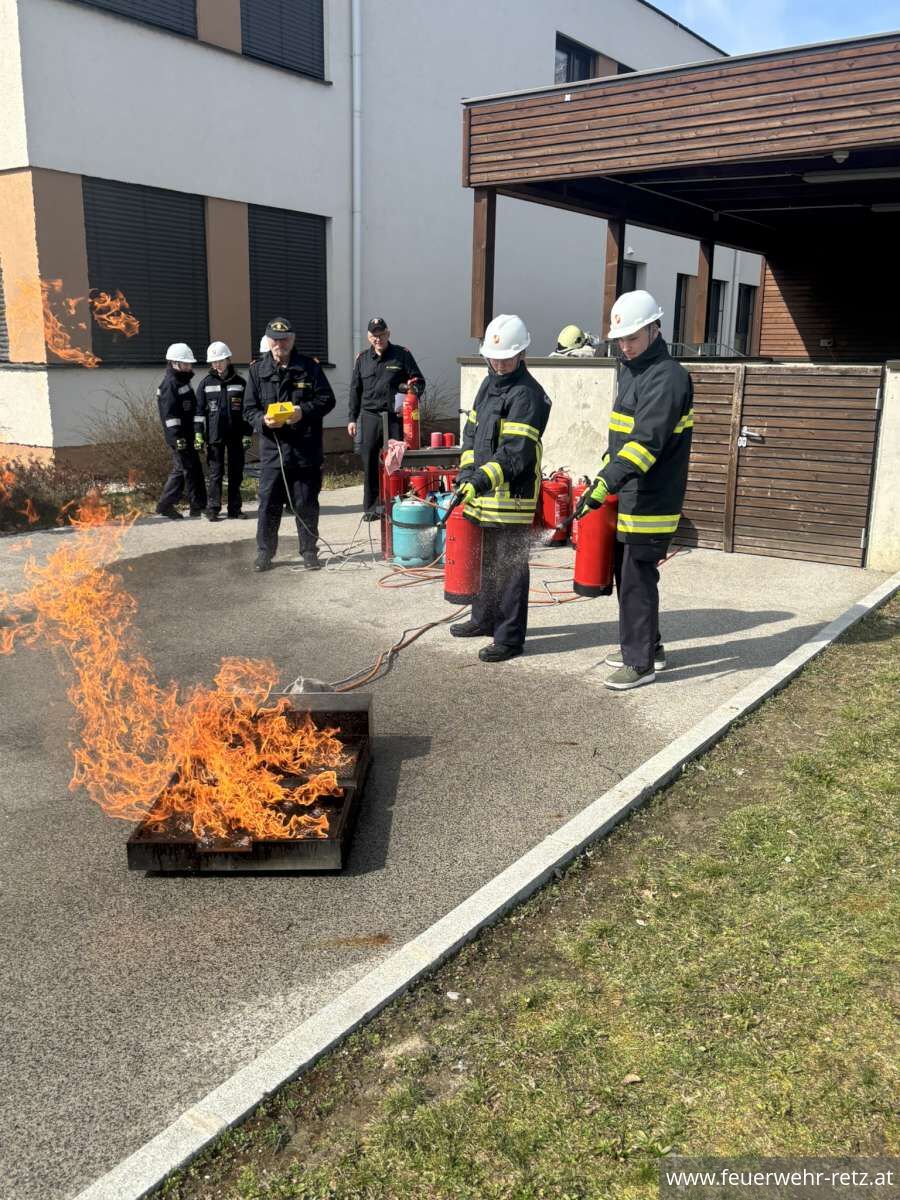 Foto 4, 24.03.2025, Weiße Fahne bei der Feuerwehrjugend Retz - Wissenstest der Feuerwehrjugend
