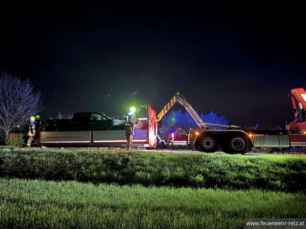 Foto 4, 11.04.2025, Technischer Einsatz - Fahrzeugbergung nach Wildunfall