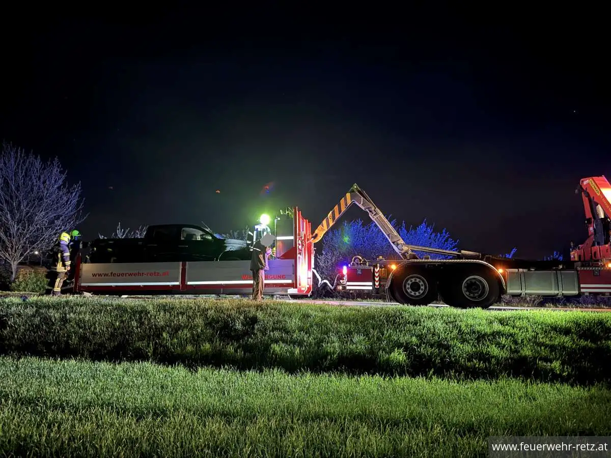 Foto 4, 11.04.2025, Technischer Einsatz - Fahrzeugbergung nach Wildunfall
