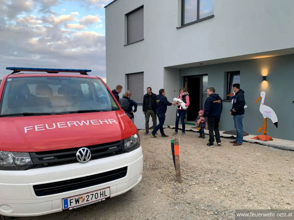 Foto 1, 14.04.2025, Der Feuerwehr - Storch ist gelandet