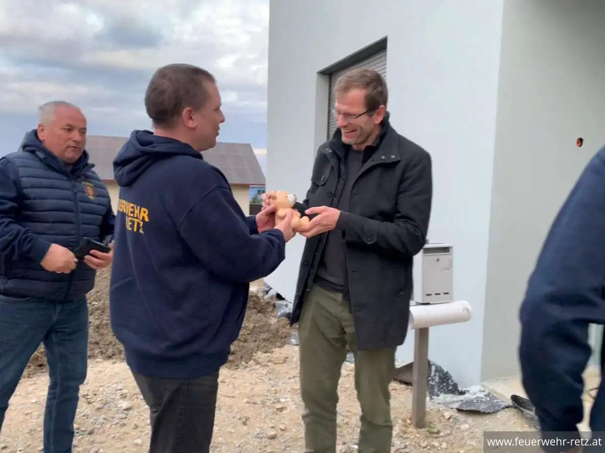 Foto 2, 14.04.2025, Der Feuerwehr - Storch ist gelandet