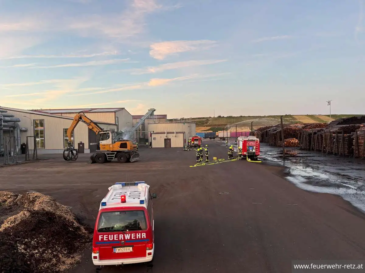 Foto 1, 10.09.2025, Übung: Brand einer Materialumschlagmaschine