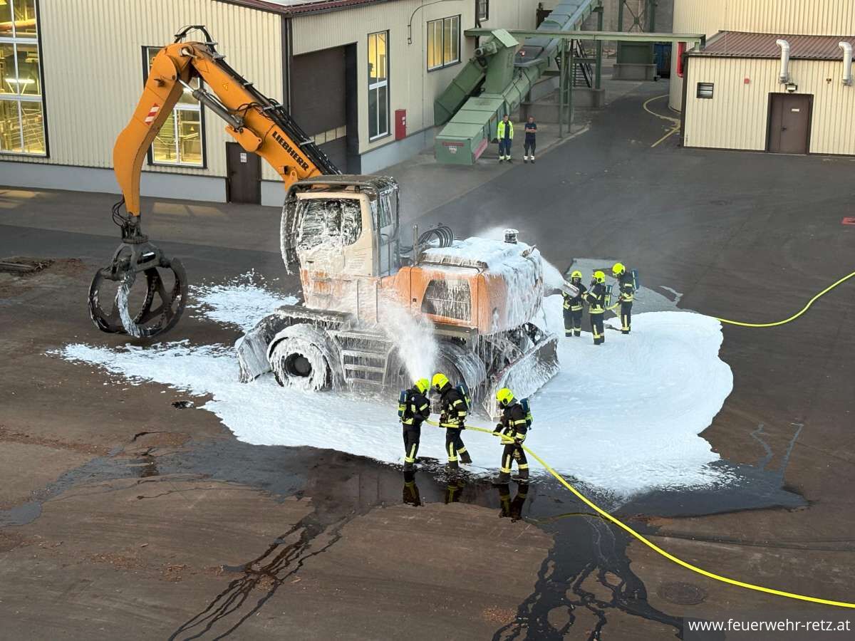 Foto 3, 10.09.2025, Übung: Brand einer Materialumschlagmaschine Foto 3, 10.09.2025, Übung: Brand einer Materialumschlagmaschine