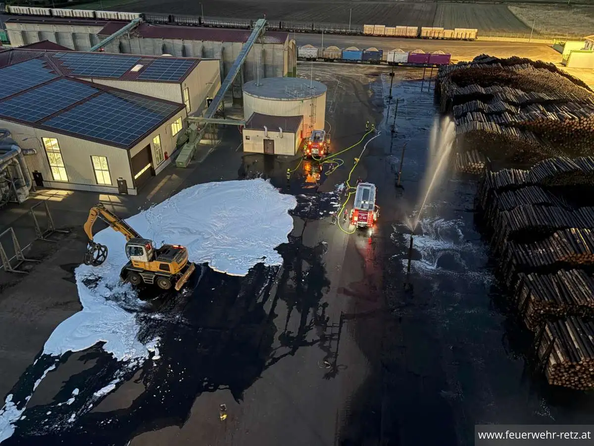 Foto 5, 10.09.2025, Übung: Brand einer Materialumschlagmaschine
