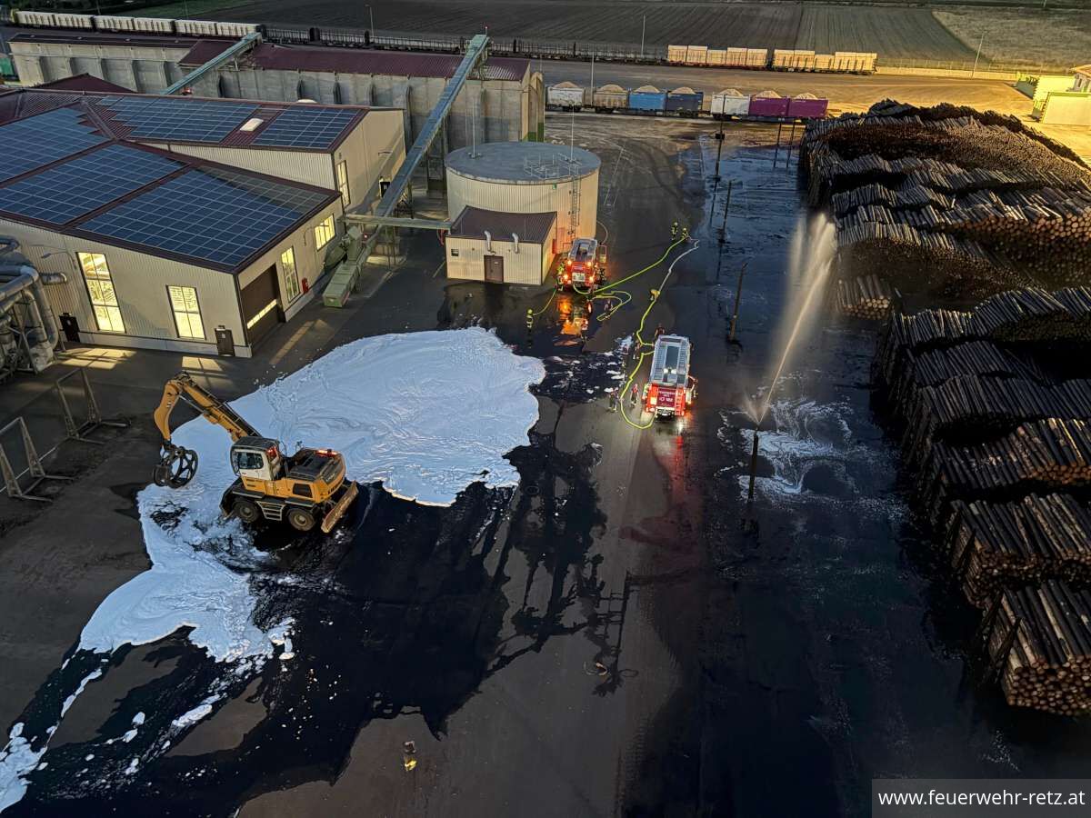 Foto 5, 10.09.2025, Übung: Brand einer Materialumschlagmaschine Foto 5, 10.09.2025, Übung: Brand einer Materialumschlagmaschine