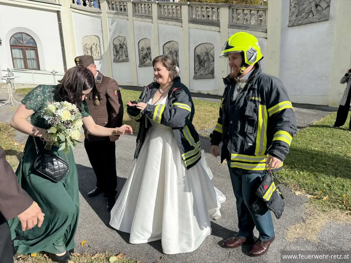 Foto 12, 30.10.2025, Feuerwehrhochzeit Markus und Denise Wiklicky