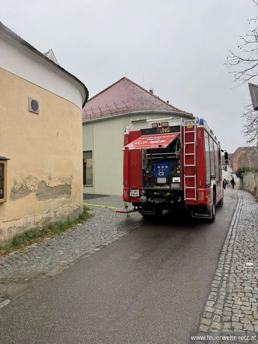 Foto 1, 16.11.2025, Brand in der Volksschule Retz - Übung