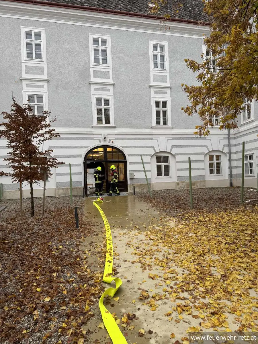 Foto 2, 16.11.2025, Brand in der Volksschule Retz - Übung