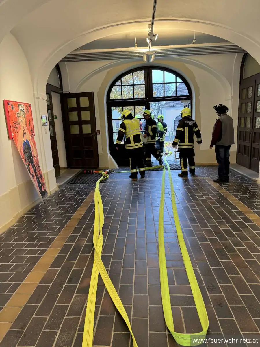 Foto 3, 16.11.2025, Brand in der Volksschule Retz - Übung