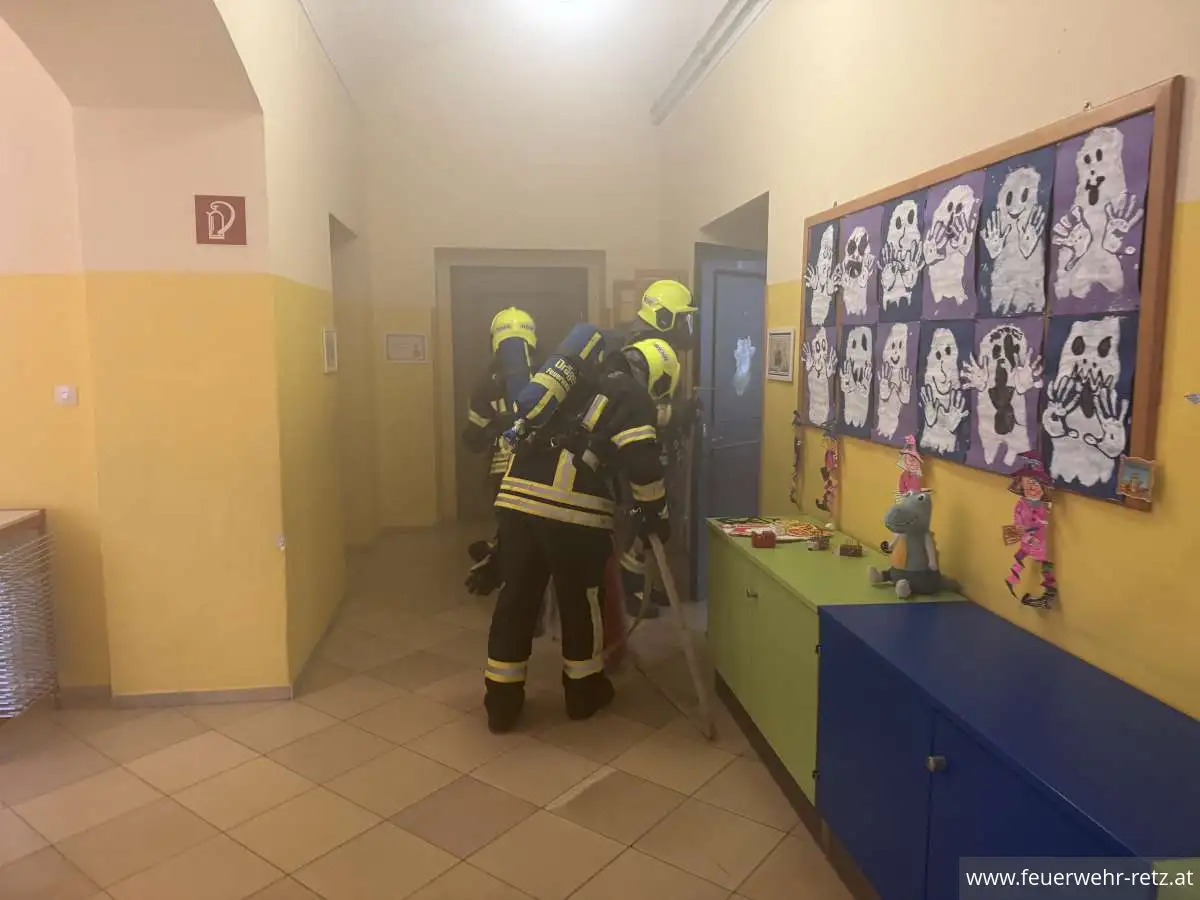 Foto 6, 16.11.2025, Brand in der Volksschule Retz - Übung