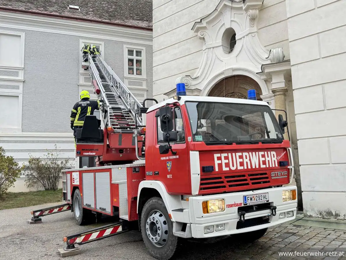 Foto 9, 16.11.2025, Brand in der Volksschule Retz - Übung