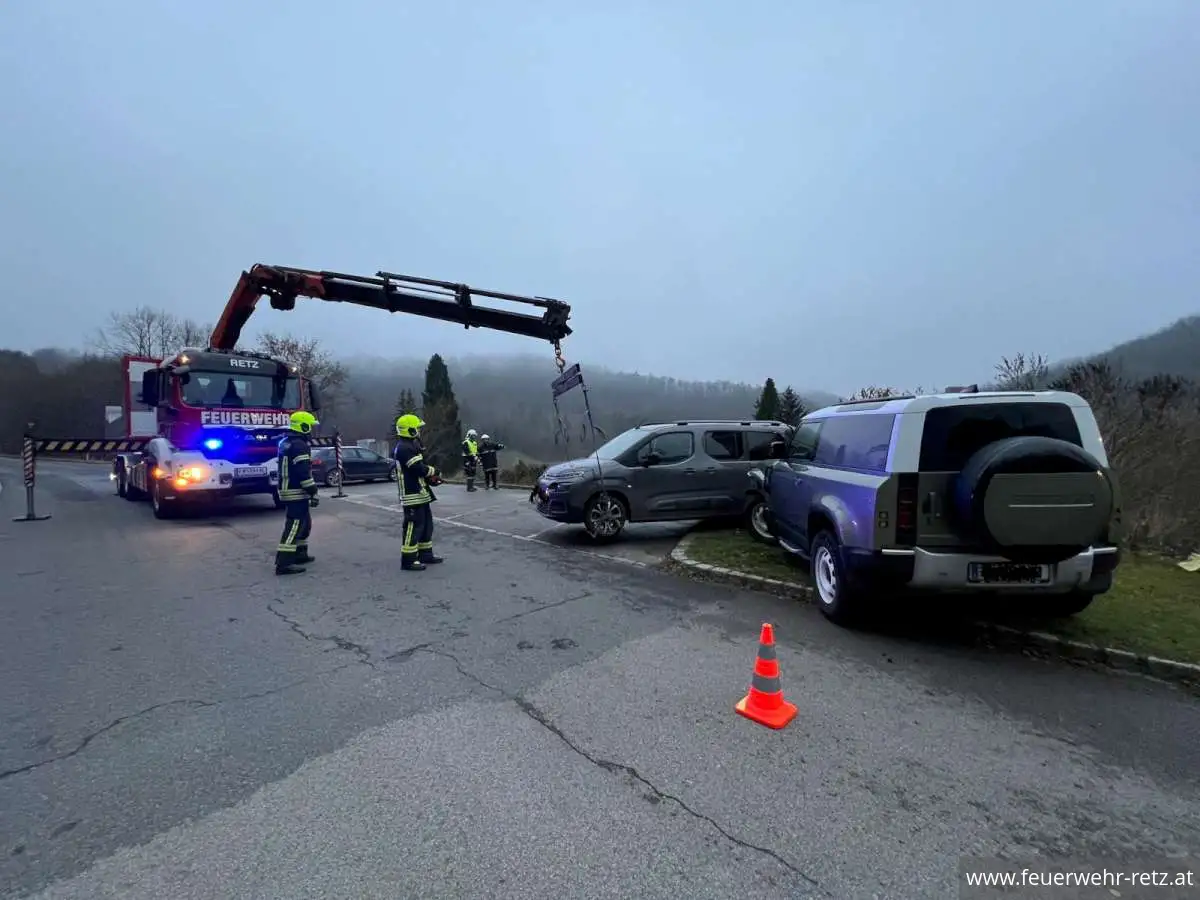 Foto 3, 16.11.2025, Technischer Einsatz - Unterstützung bei Fahrzeugbergung in Hardegg