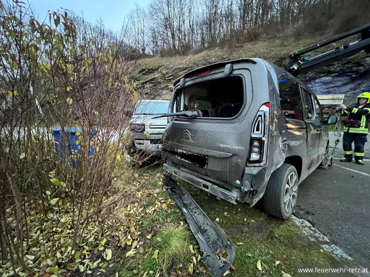 Foto 4, 16.11.2025, Technischer Einsatz - Unterstützung bei Fahrzeugbergung in Hardegg