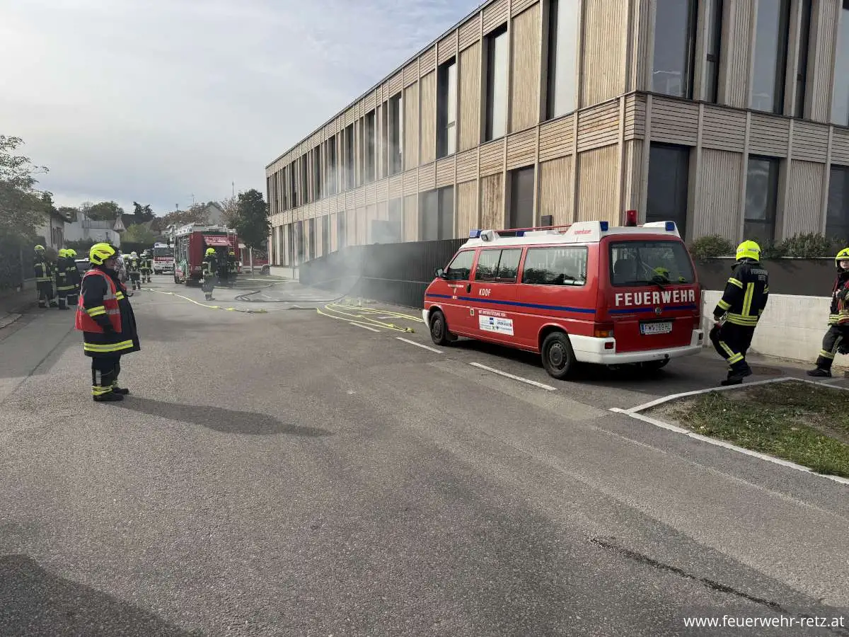 Foto 1, 23.10.2026, Brandeinsatz - Gebäudebrand im Müllraum der HLT Retz – Einsatz für drei Feuerwehren