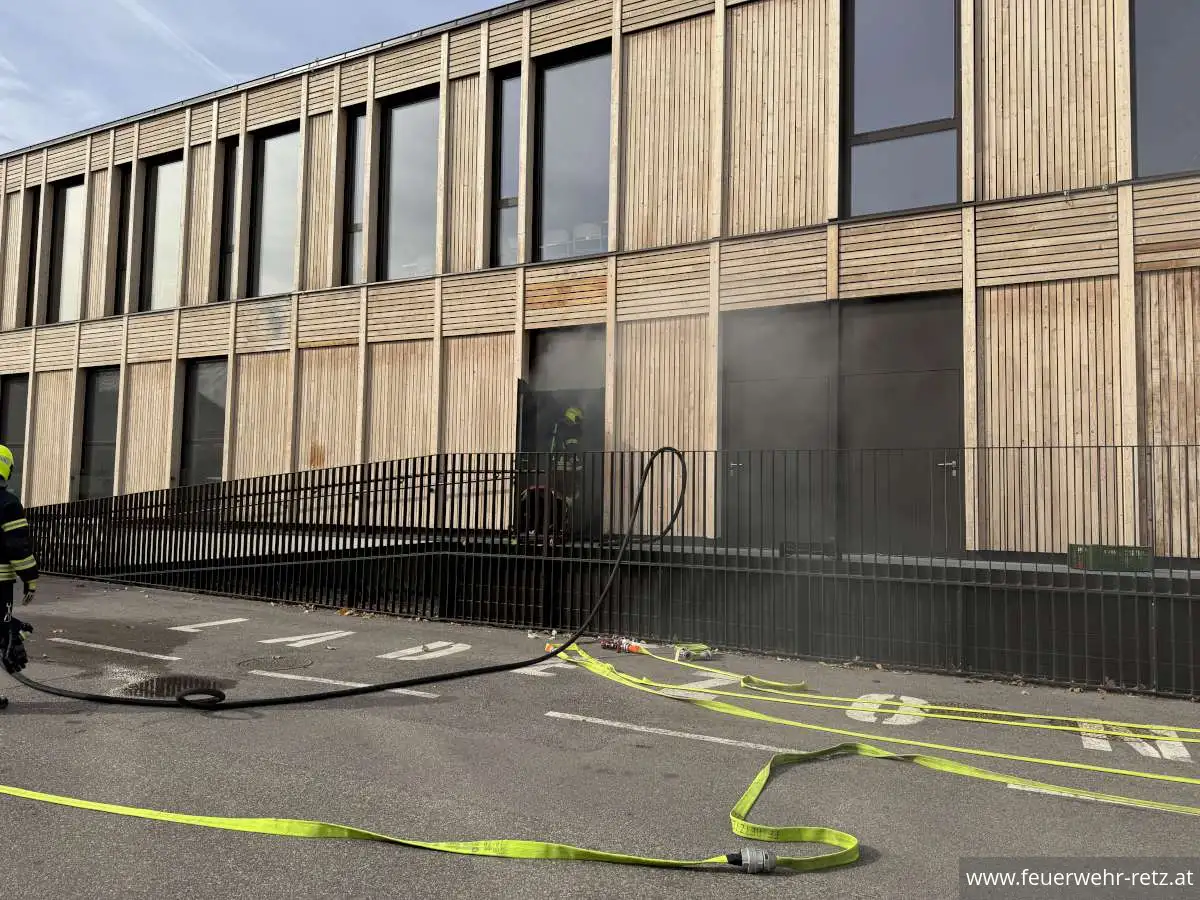 Foto 2, 23.10.2026, Brandeinsatz - Gebäudebrand im Müllraum der HLT Retz – Einsatz für drei Feuerwehren