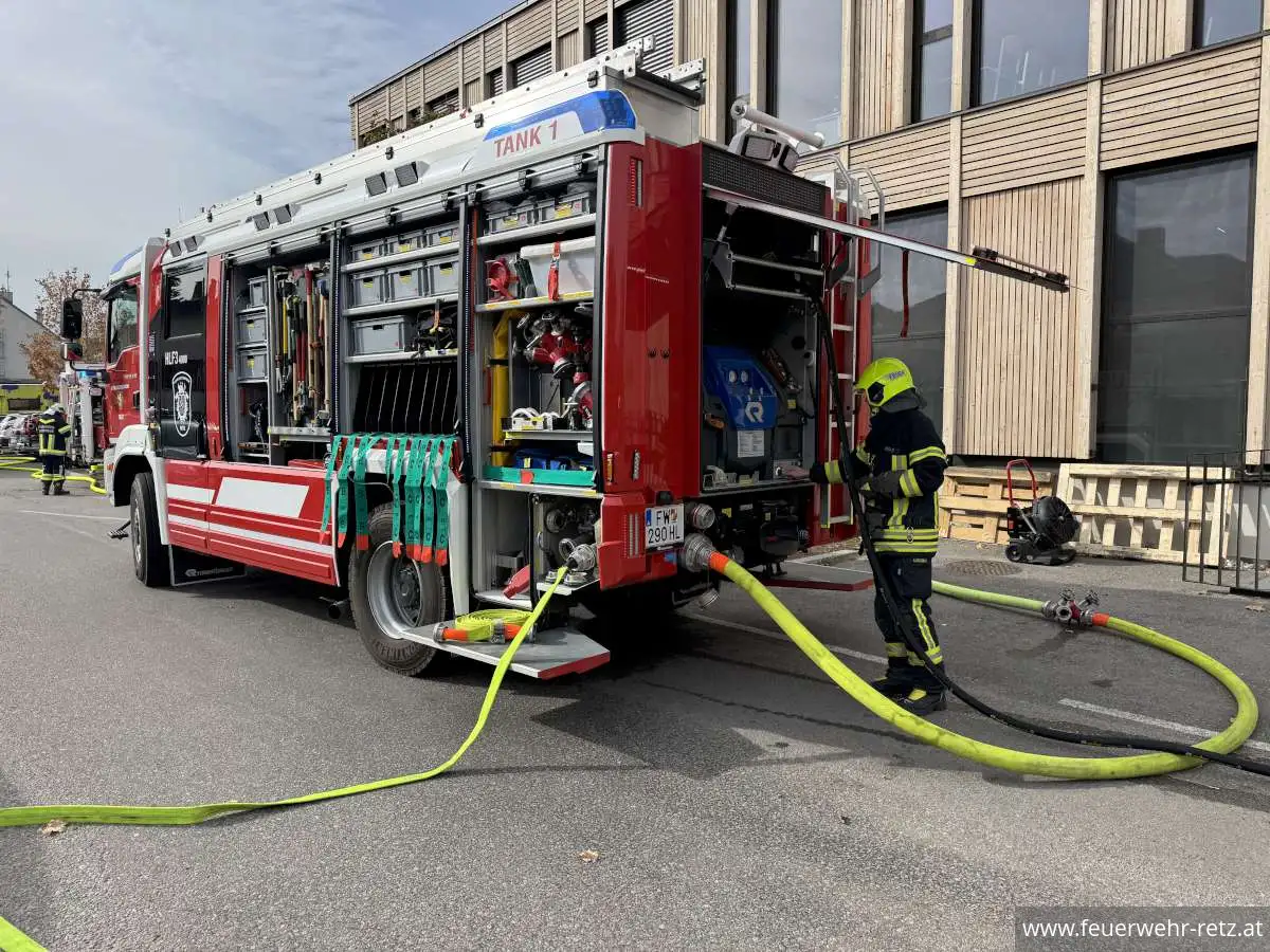 Foto 3, 23.10.2026, Brandeinsatz - Gebäudebrand im Müllraum der HLT Retz – Einsatz für drei Feuerwehren