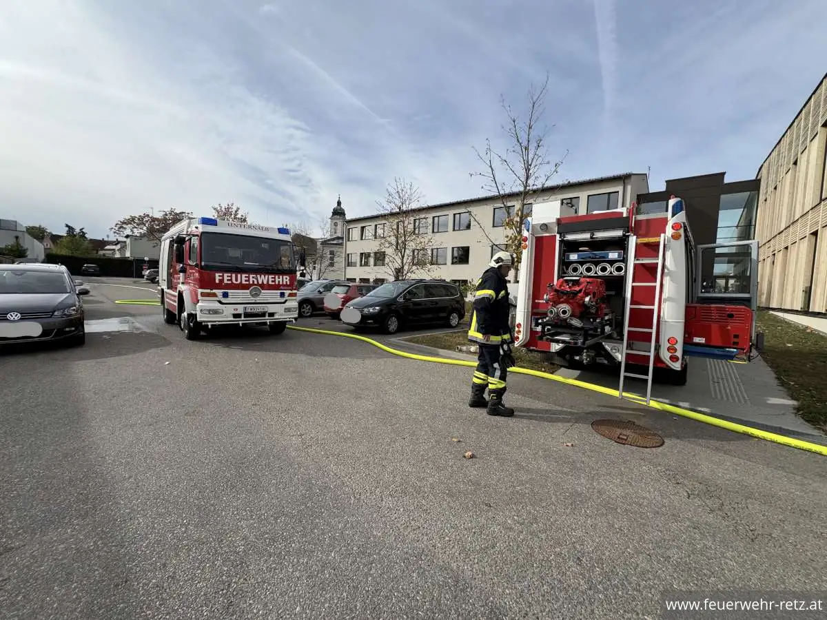 Foto 4, 23.10.2026, Brandeinsatz - Gebäudebrand im Müllraum der HLT Retz – Einsatz für drei Feuerwehren