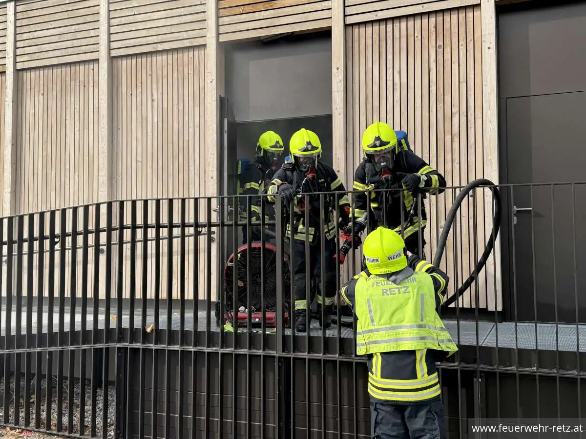 Foto 5, 23.10.2026, Brandeinsatz - Gebäudebrand im Müllraum der HLT Retz – Einsatz für drei Feuerwehren