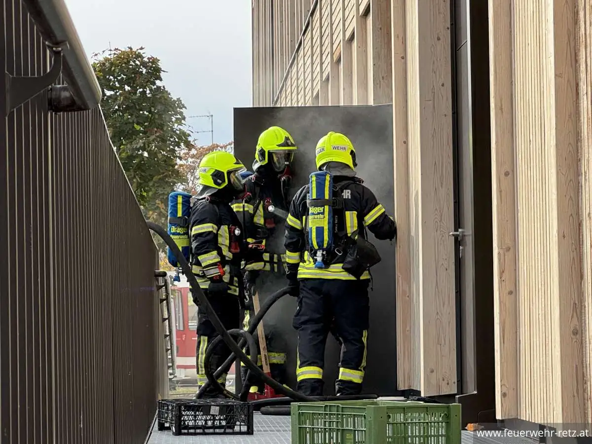 Foto 7, 23.10.2026, Brandeinsatz - Gebäudebrand im Müllraum der HLT Retz – Einsatz für drei Feuerwehren