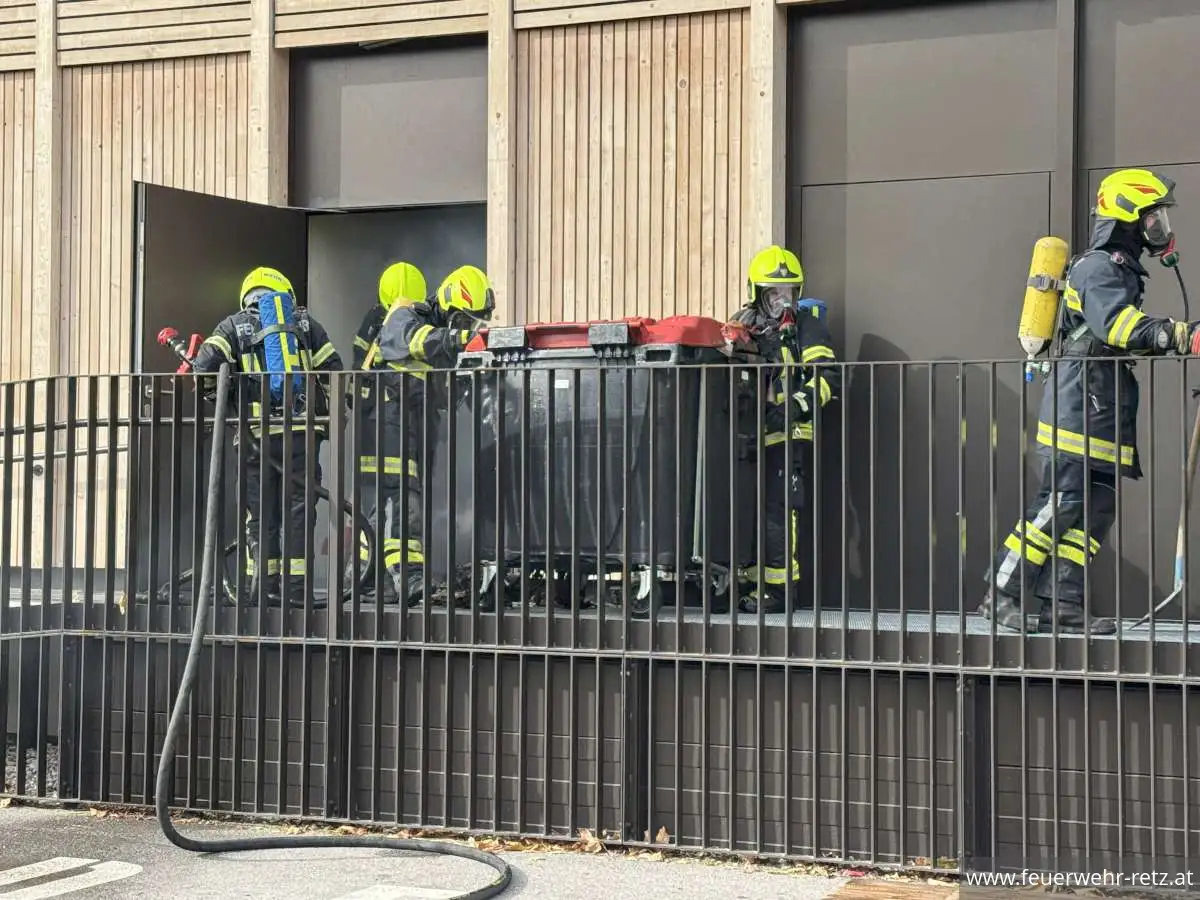 Foto 8, 23.10.2026, Brandeinsatz - Gebäudebrand im Müllraum der HLT Retz – Einsatz für drei Feuerwehren
