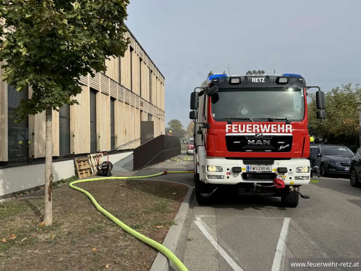 Foto 9, 23.10.2026, Brandeinsatz - Gebäudebrand im Müllraum der HLT Retz – Einsatz für drei Feuerwehren
