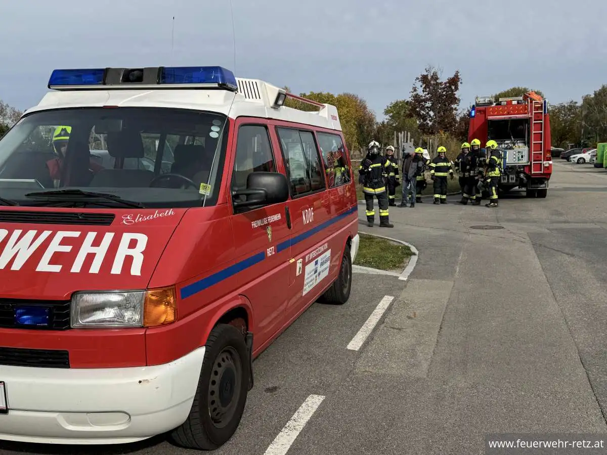 Foto 10, 23.10.2026, Brandeinsatz - Gebäudebrand im Müllraum der HLT Retz – Einsatz für drei Feuerwehren
