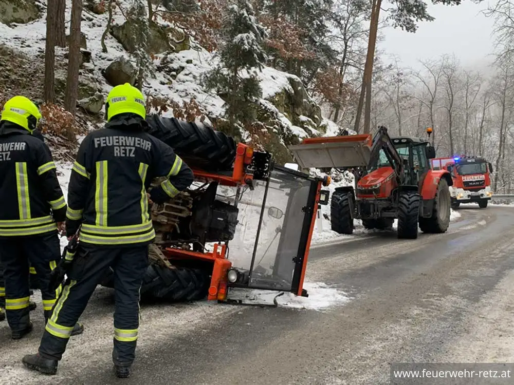 Foto 1, 04.02.2026, Technischer Einsatz - Traktor-Bergung Foto 1, 04.02.2026, Technischer Einsatz - Traktor-Bergung