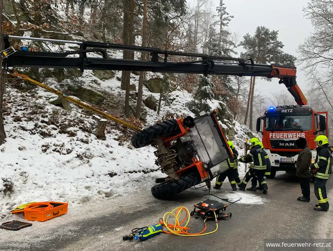 Foto 3, 04.02.2026, Technischer Einsatz - Traktor-Bergung Foto 3, 04.02.2026, Technischer Einsatz - Traktor-Bergung