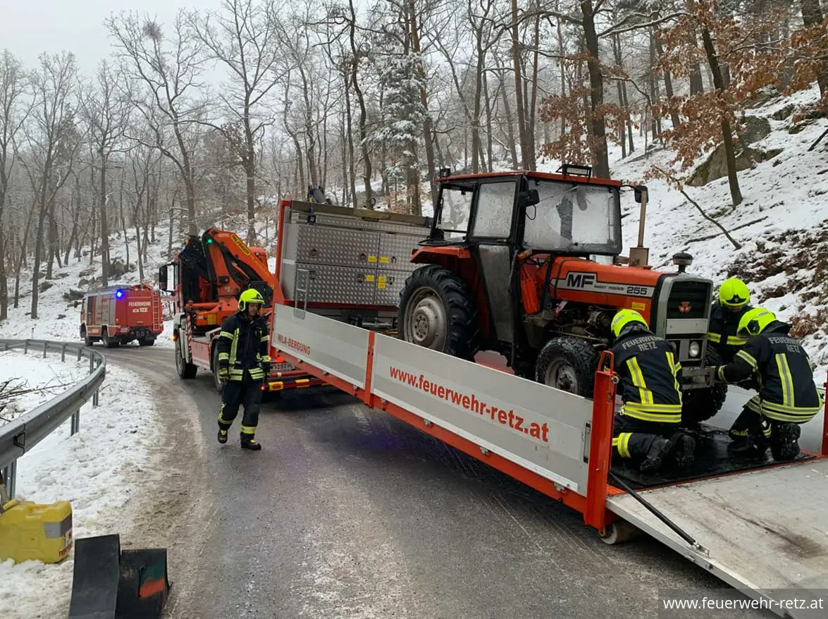 Foto 4, 04.02.2026, Technischer Einsatz - Traktor-Bergung Foto 4, 04.02.2026, Technischer Einsatz - Traktor-Bergung
