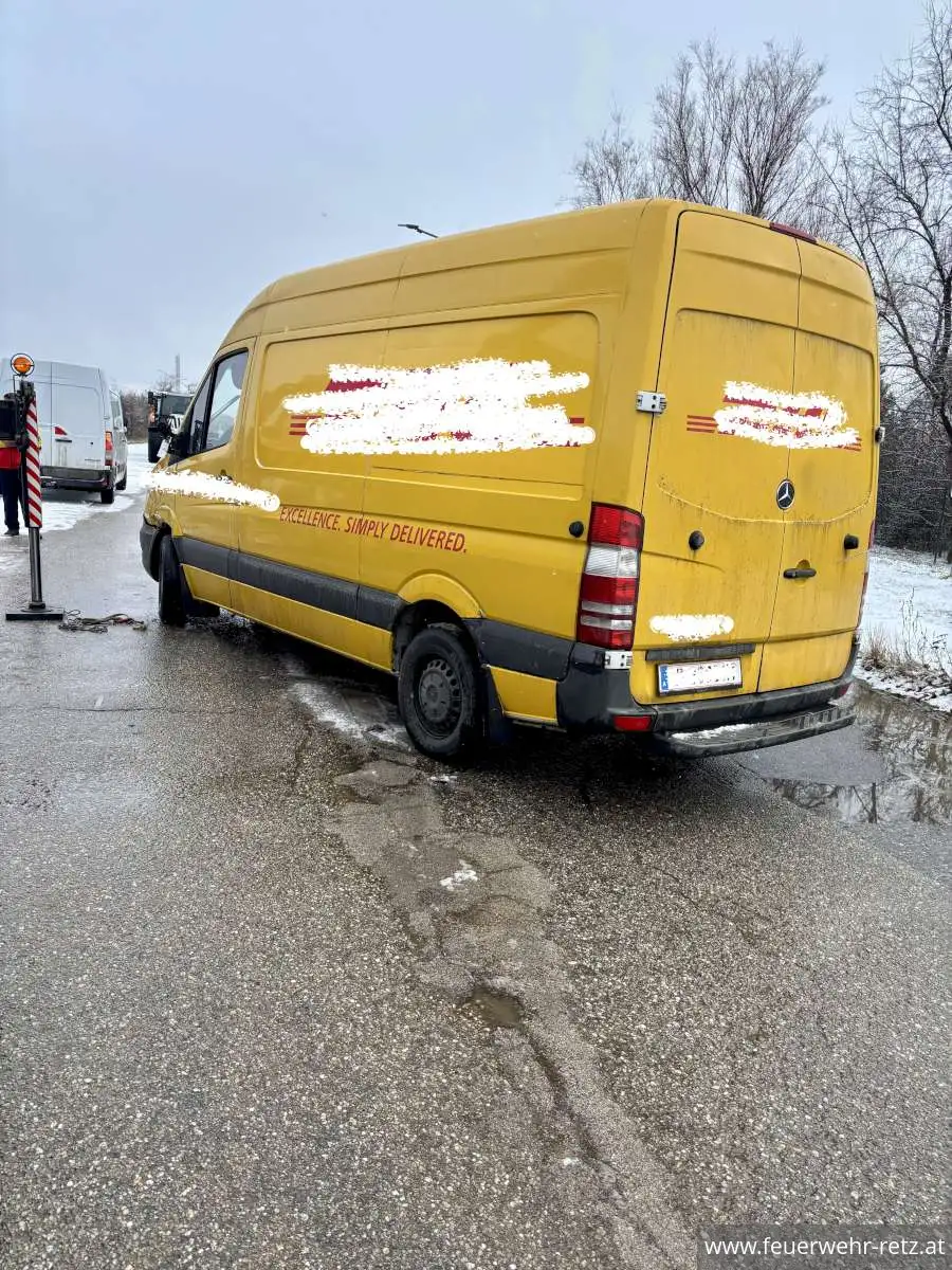 Foto 1, 16.02.2026, Technischer Einsatz - Fahrzeugbergung nach Verkehrsunfall im Industriegebiet