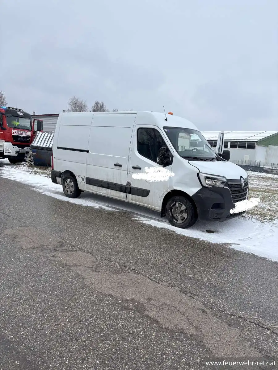 Foto 2, 16.02.2026, Technischer Einsatz - Fahrzeugbergung nach Verkehrsunfall im Industriegebiet