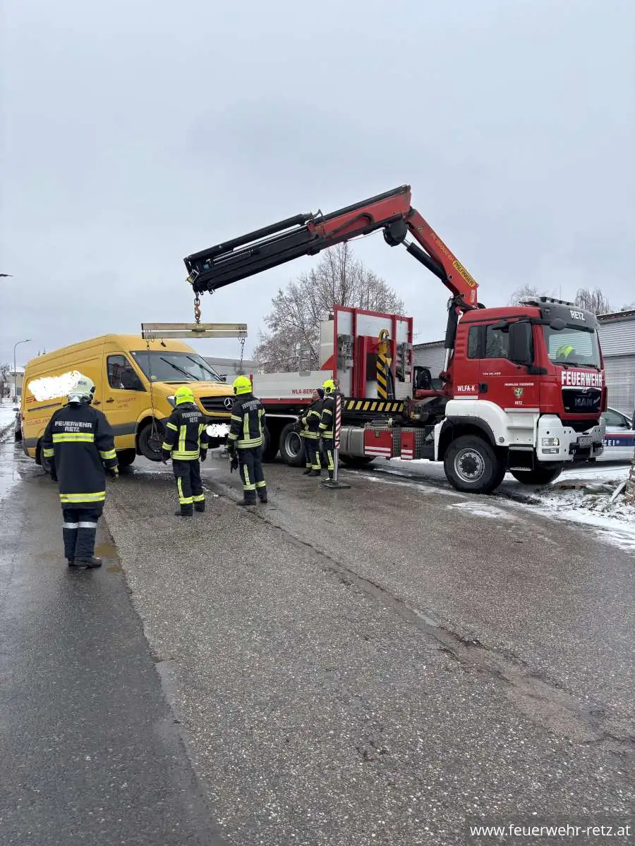 Foto 3, 16.02.2026, Technischer Einsatz - Fahrzeugbergung nach Verkehrsunfall im Industriegebiet