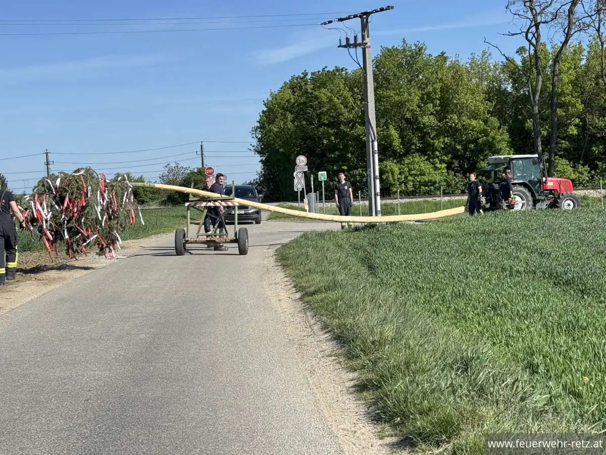 Foto 1, 02.05.2026, Maibaumtradition in Retz gepflegt - Maibäume für Bürgermeister und neuen Feuerwehrkommandanten