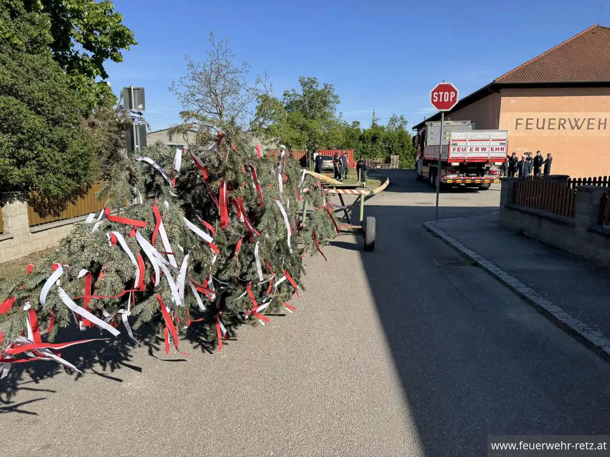 Foto 2, 02.05.2026, Maibaumtradition in Retz gepflegt - Maibäume für Bürgermeister und neuen Feuerwehrkommandanten