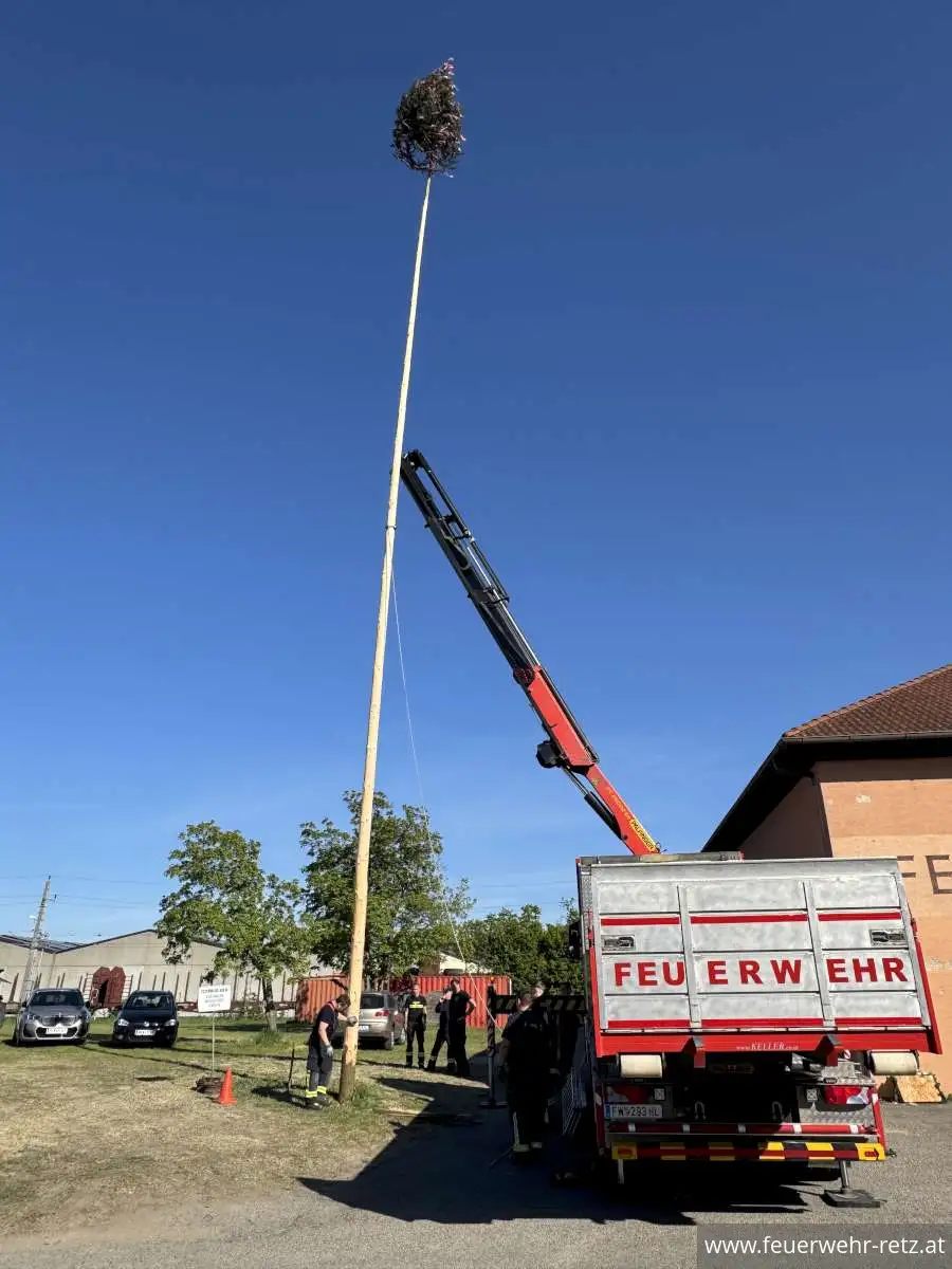 Foto 3, 02.05.2026, Maibaumtradition in Retz gepflegt - Maibäume für Bürgermeister und neuen Feuerwehrkommandanten