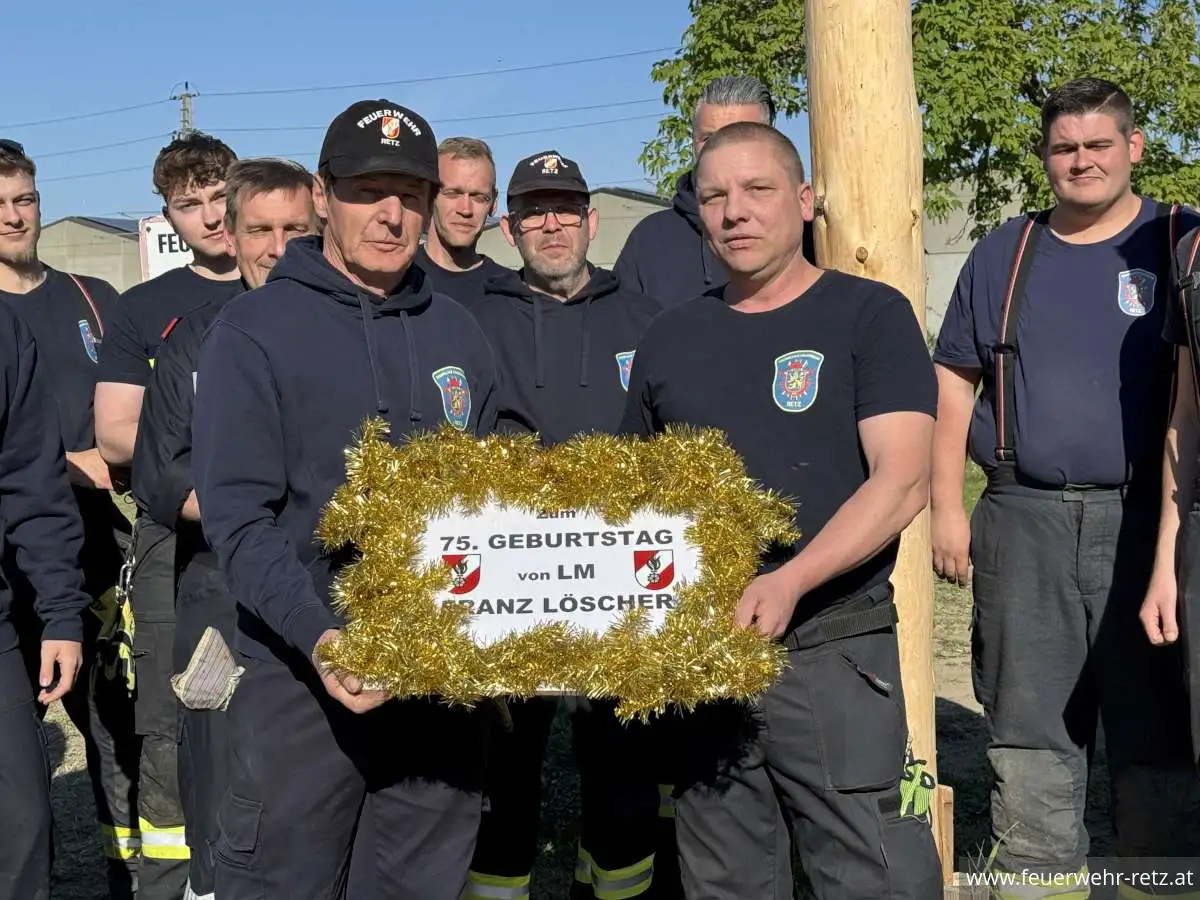 Foto 4, 02.05.2026, Maibaumtradition in Retz gepflegt - Maibäume für Bürgermeister und neuen Feuerwehrkommandanten