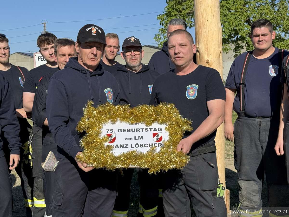 Foto 4, 02.05.2026, Maibaumtradition in Retz gepflegt - Maibäume für Bürgermeister und neuen Feuerwehrkommandanten