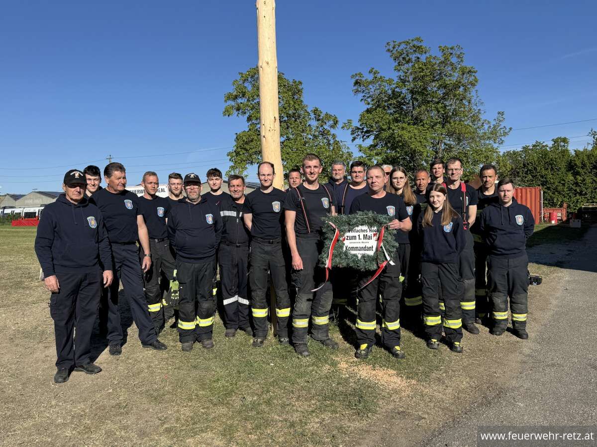 Foto 7, 02.05.2026, Maibaumtradition in Retz gepflegt - Maibäume für Bürgermeister und neuen Feuerwehrkommandanten