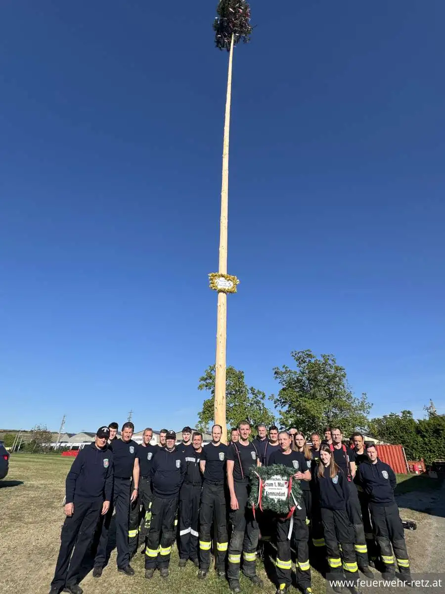 Foto 8, 02.05.2026, Maibaumtradition in Retz gepflegt - Maibäume für Bürgermeister und neuen Feuerwehrkommandanten