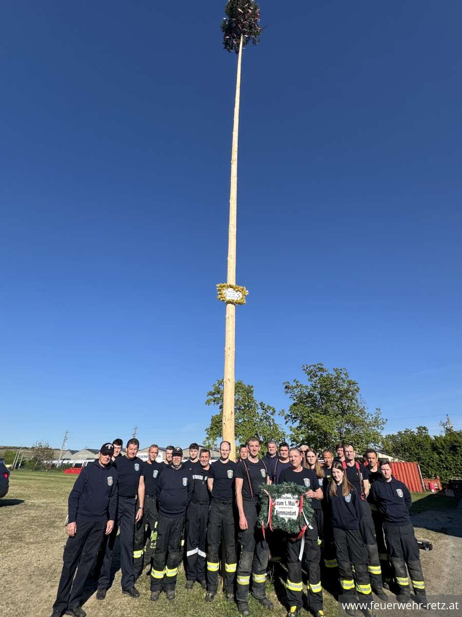Foto 8, 02.05.2026, Maibaumtradition in Retz gepflegt - Maibäume für Bürgermeister und neuen Feuerwehrkommandanten