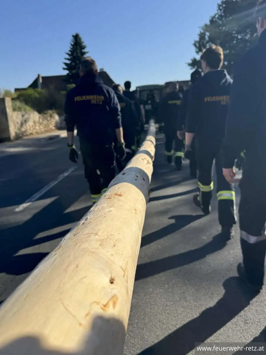 Foto 10, 02.05.2026, Maibaumtradition in Retz gepflegt - Maibäume für Bürgermeister und neuen Feuerwehrkommandanten