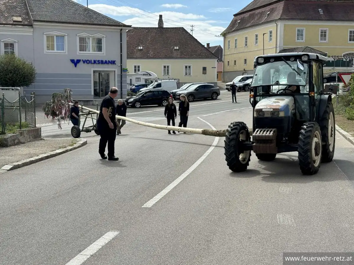 Foto 14, 02.05.2026, Maibaumtradition in Retz gepflegt - Maibäume für Bürgermeister und neuen Feuerwehrkommandanten