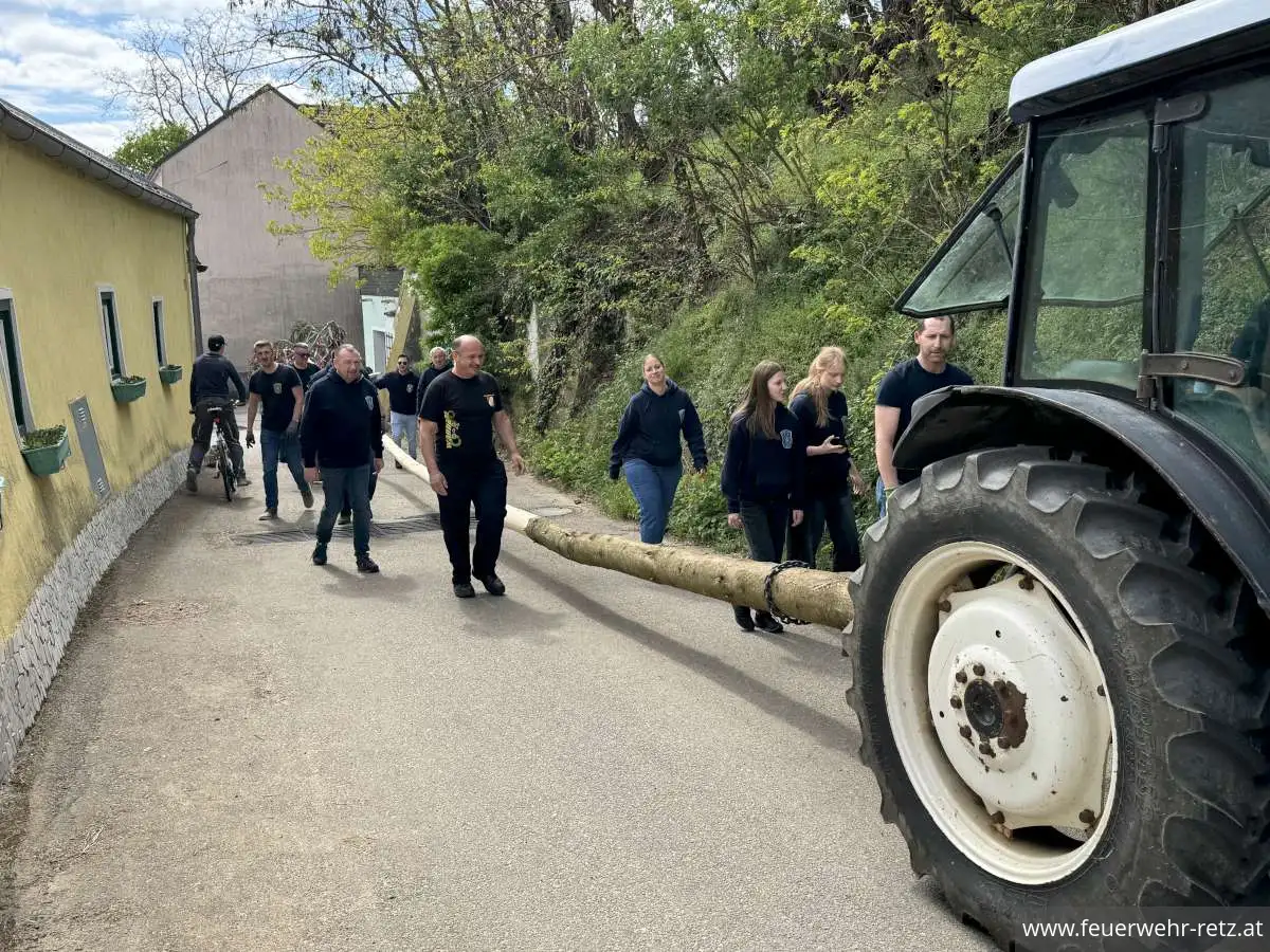 Foto 15, 02.05.2026, Maibaumtradition in Retz gepflegt - Maibäume für Bürgermeister und neuen Feuerwehrkommandanten